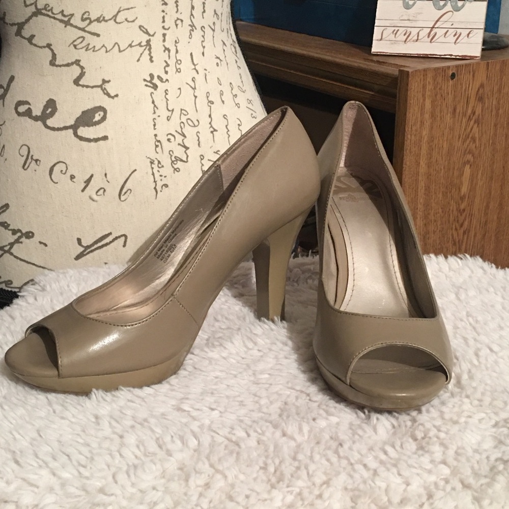 😍Fergalious Size 6, Taupe Peep toe heels